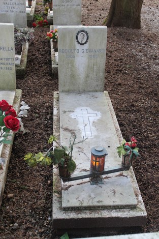 Tombe perpetue dedicate ai caduti per la Libertà, con fiori e luci in memoria.