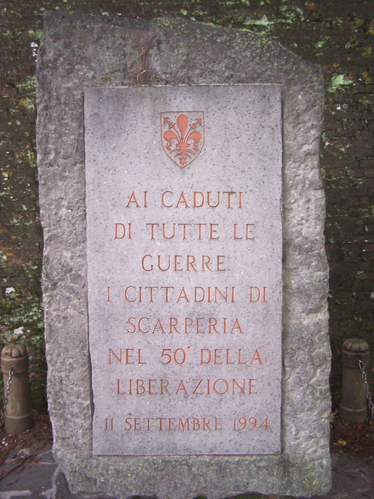 Cippo commemorativo dedicato ai caduti di Scarperia nel cinquantesimo anniversario della liberazione.