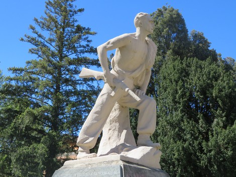 Monumento al partigiano, statua commemorativa di un combattente della resistenza contro il regime fascista.