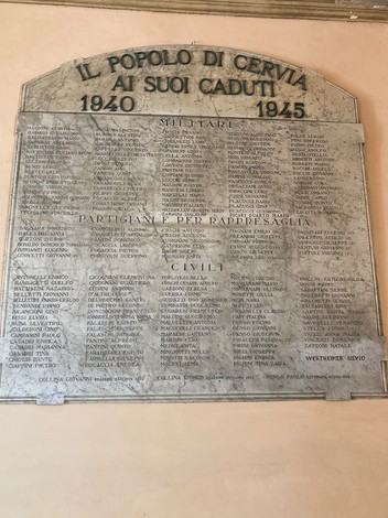 Lapide commemorativa dedicata ai caduti di Cervia tra il 1940 e il 1945, con nomi incisi in pietra.