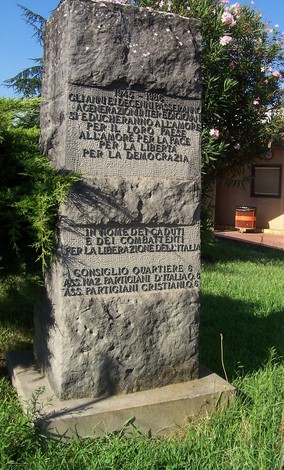 Monumento dedicato ai caduti del quartiere 6, simbolo di memoria e riconoscenza per la libertà e democrazia.