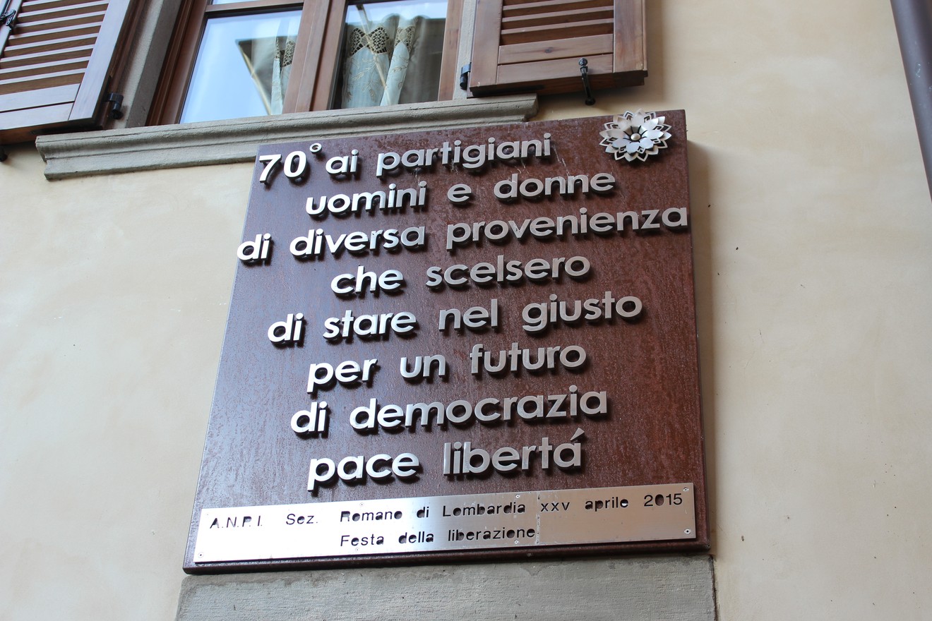 Targa commemorativa dedicata ai partigiani che hanno lottato per la libertà e la democrazia.