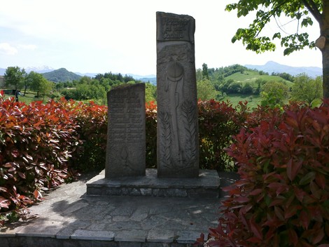 Monumento ai Caduti di Rosano, commemorazione in un contesto naturale di pace e memoria.