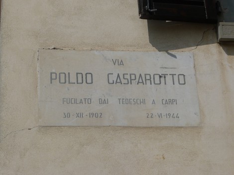 Lapide commemorativa dedicata a Poldo Gasparotto, con date e dettagli storici sulla sua vita e morte.