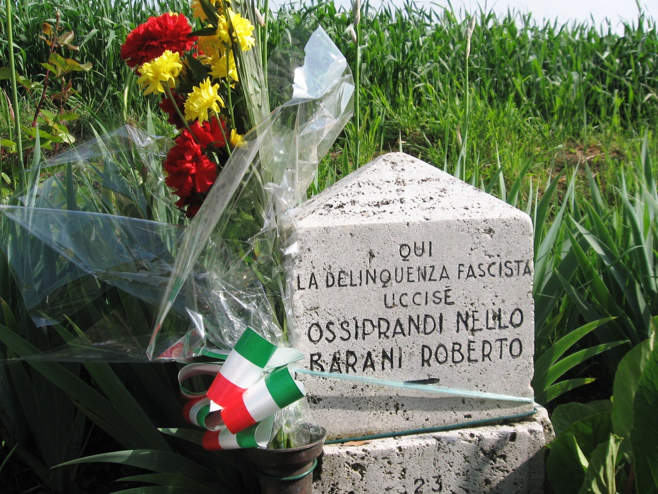 Cippo commemorativo dedicato a Ossiprandi e Barani, vittime della delinquenza fascista. Fiori in omaggio.