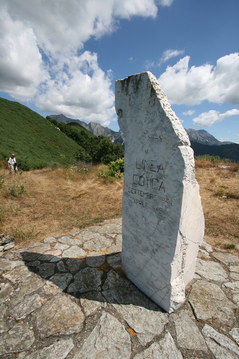 Monumento alla Linea Gotica del Folgorito, simbolo storico situato in un paesaggio montano.