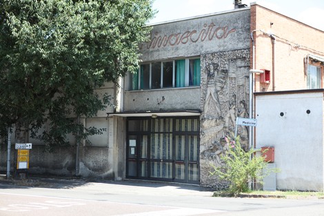 Edificio con bassorilievo del Circolo Rinascita, caratterizzato da decorazioni artistiche e stile architettonico distintivo.