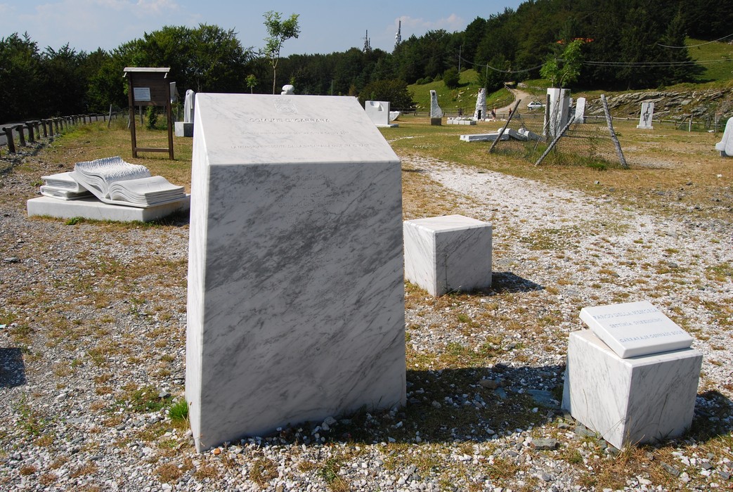 Parco della Memoria Settimia Spizzichino, dedicato alla memoria delle vittime della Shoah, con sculture di marmo.