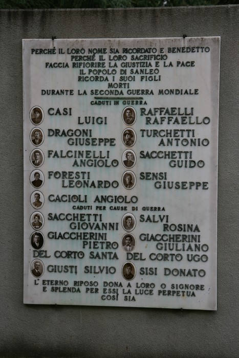Monumento di San Leo, dedicato ai caduti della Seconda Guerra Mondiale, testimonianza di memoria storica.