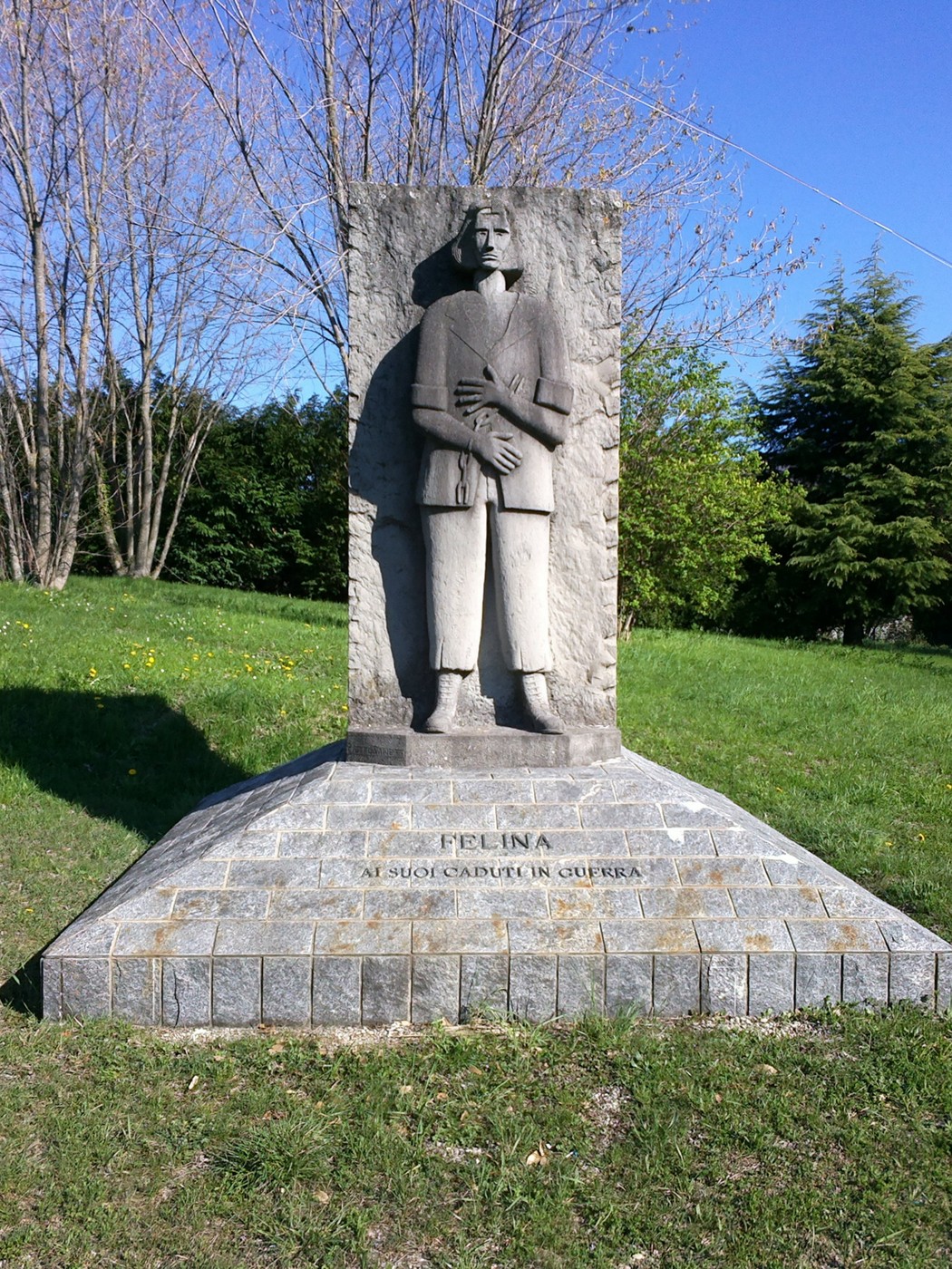 Monumento ai Caduti di Felina, dedicato alla memoria dei soldati, situato in un’area verde.