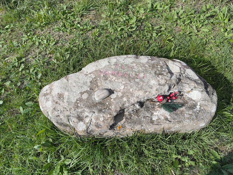Monumento ai partigiani caduti a Monte Sabbiuno, commemorazione in un contesto naturale.
