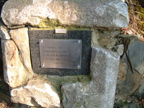 Targa commemorativa al Parco della Resistenza del Monte Brugiana, dedicata ai caduti per la libertà.