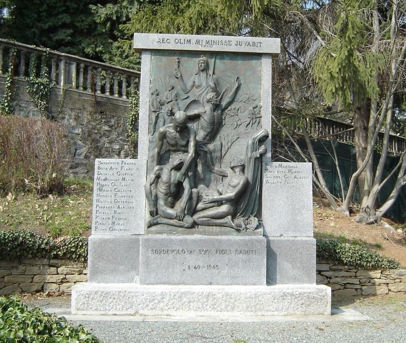 Monumento ai caduti di Sordevolo, omaggio ai sacrifici dei soldati durante le guerre.
