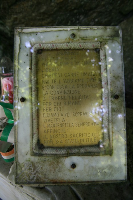 Lapide commemorativa dedicata a Tonacci e Paolini, con un messaggio di speranza e sacrificio.