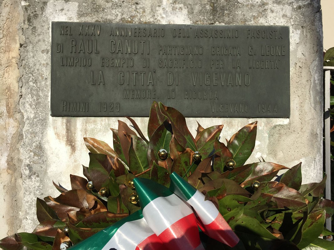 Targa commemorativa per Raul Canuti a Vigevano, in memoria del suo sacrificio per la libertà.