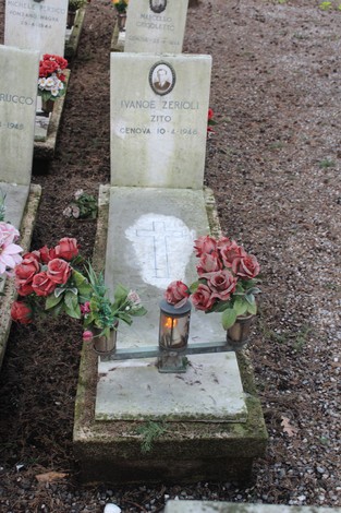 Tombe con fiori e candele, commemorano i caduti per la Libertà in un cimitero.