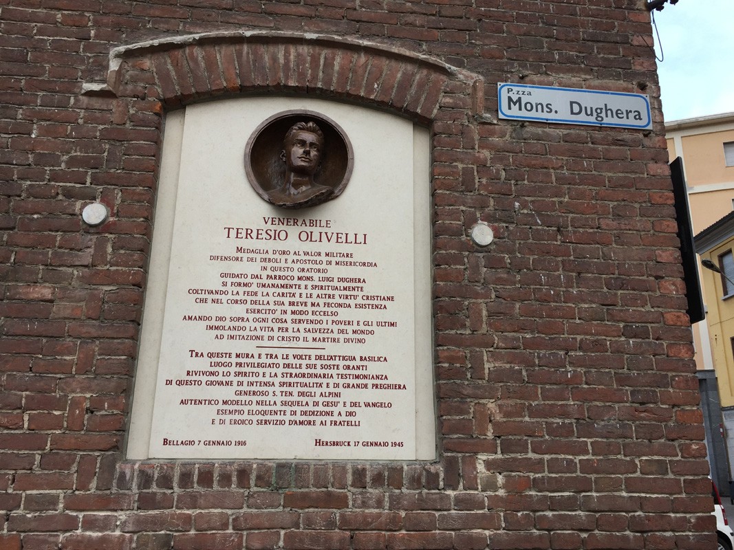 Lapide dedicata al Venerabile Teresio Olivelli, commemorativa del suo operato e della sua vita.