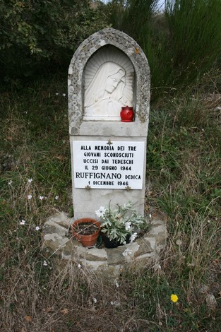 Cippo commemorativo dei giovani uccisi dai tedeschi il 29 giugno 1944 a Ruffignano, dedicato nel 1946.