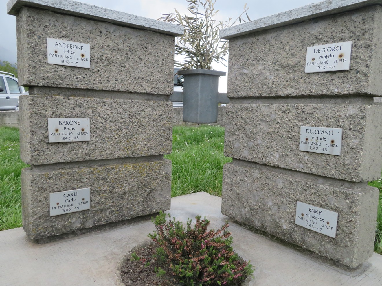 Cippi commemorativi per i partigiani caduti, dedicati ai loro sacrifici durante la Resistenza.