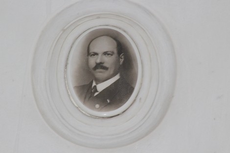 Sacrario dei partigiani di Torbella, con un ritratto in bianco e nero di un partigiano.