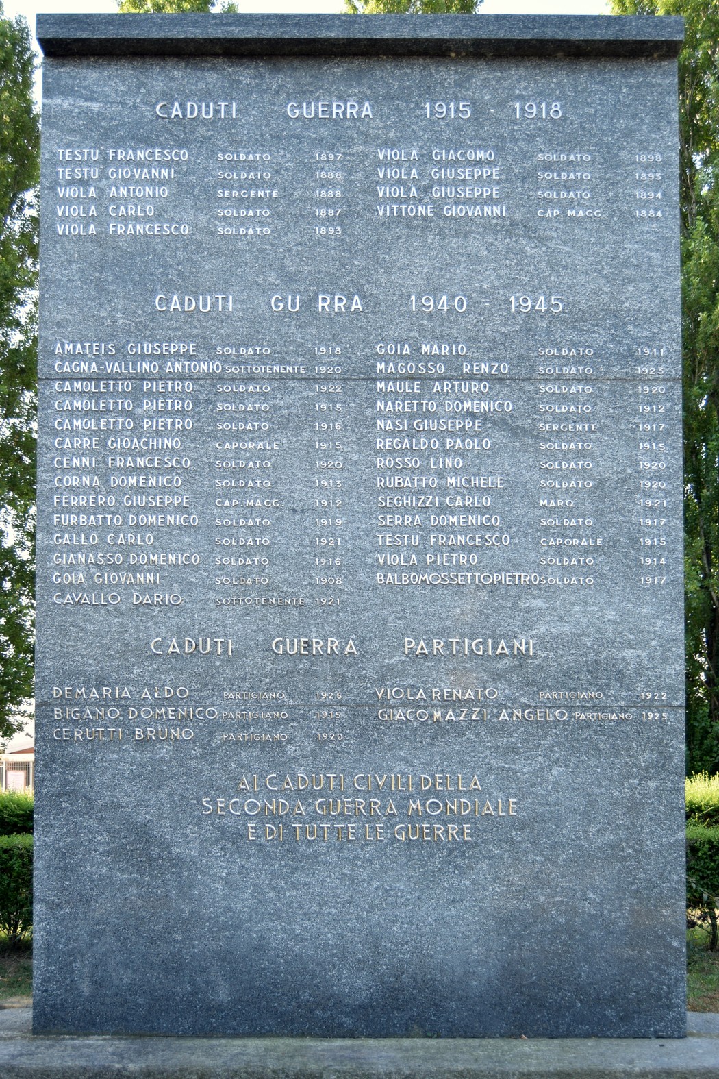 Monumento commemorativo con nomi di caduti delle guerre mondiali e dei partigiani, in marmo scuro.