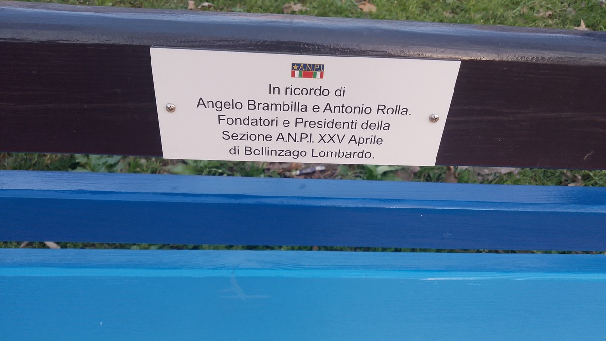 Panchine colorate nel parco Donne della Resistenza, dedicate a fondatori e presidenti della sezione ANPI locale.