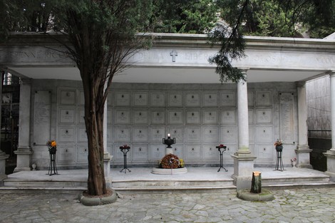 Sacrario dei partigiani di Torbella con un'architettura sobria e dettagli floreali in memoria dei caduti.