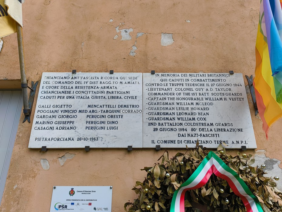 Lapidi commemorative a Pietraporciana, dedicate ai caduti del comando britannico e ai partigiani italiani.