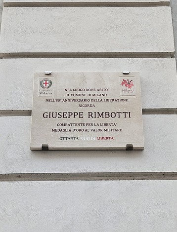 Lapide commemorativa dedicata a Giuseppe Rimbotti, situata a Milano, in ricordo del suo impegno per la libertà.