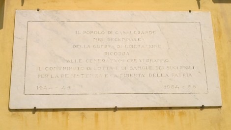 Lapide commemorativa dedicata al contributo del popolo nella lotta per la libertà e la resistenza.