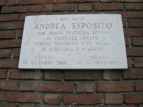 Lapide commemorativa di Andrea Esposito, situata a Milano, in memoria della sua vita e del suo impegno.