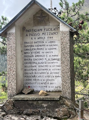 Sacrario ai Martiri di Passo Mezzano, dedicato ai partigiani fucilati il 6 aprile 1944, circondato da vegetazione.