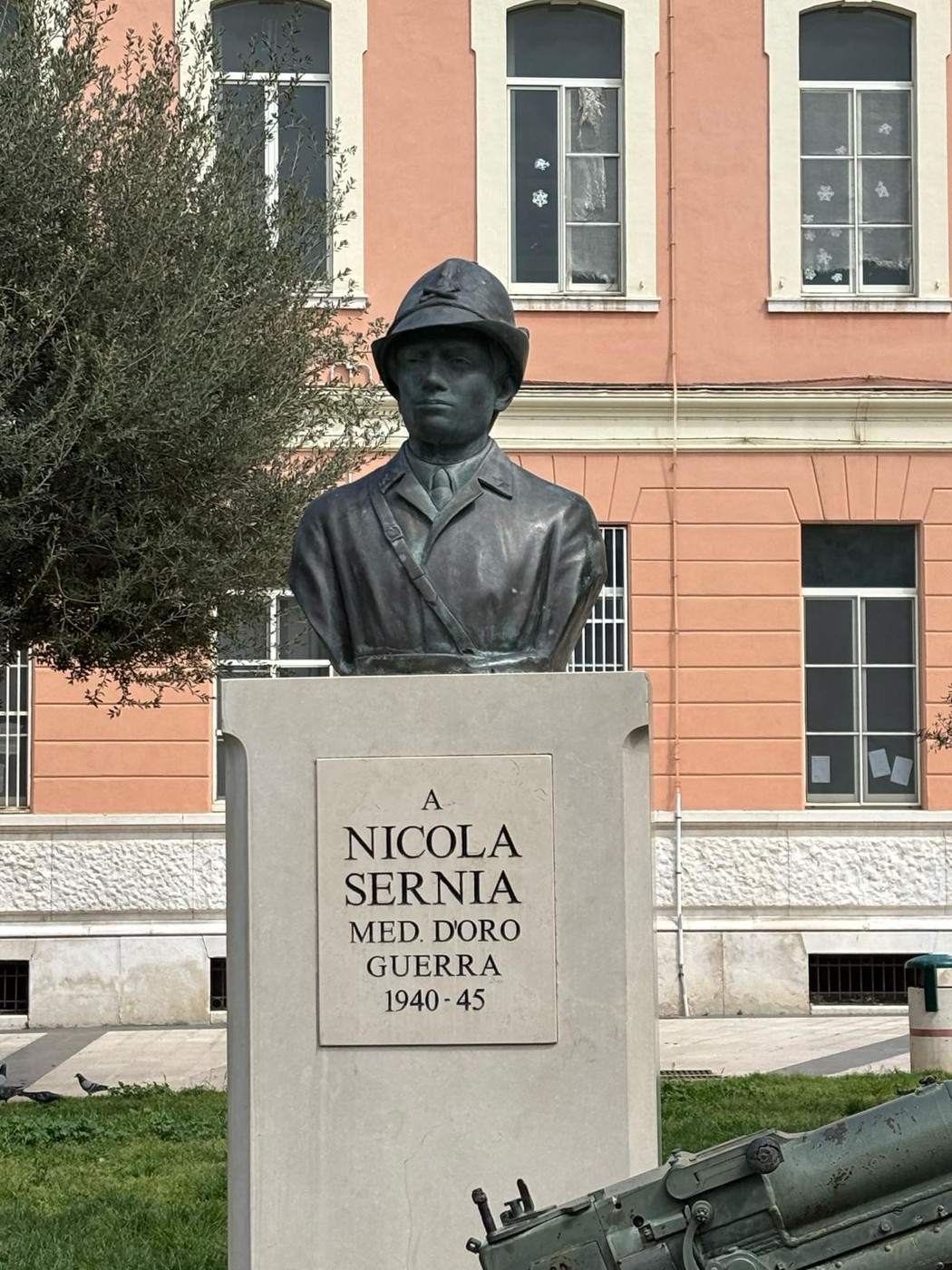 Busto commemorativo di Nicola Sernia, medaglia d'oro al valore militare, installato in un contesto urbano.