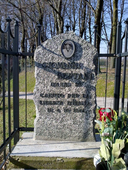 Cippo commemorativo a Bertani, dedicato a Giovanni, con fiori e stele in onore della sua memoria.