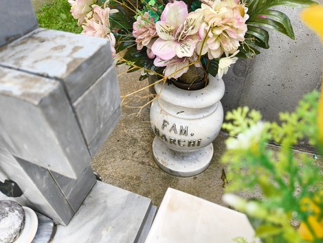 Fiori artificiali in un vaso al "Sacrario dei caduti della Creda", dedicato alla memoria dei defunti.