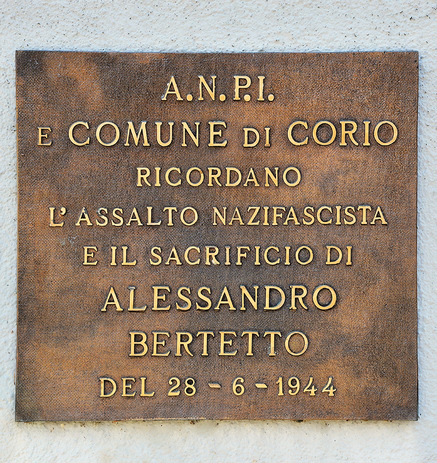 Targa in bronzo su parete chiara, con iscrizione dedicata ad Alessandro Bertetto.