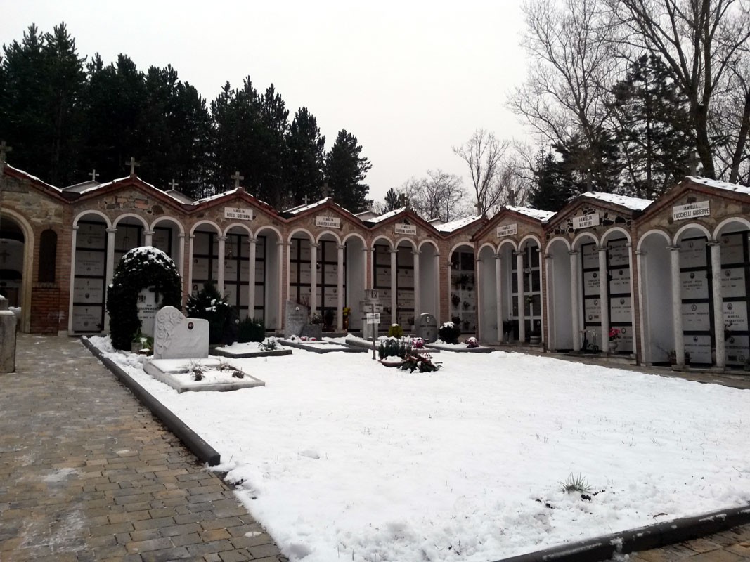 Sepolcro di Ricotti con strutture sepolcrali, coperto di neve, in un ambiente tranquillo e silenzioso.