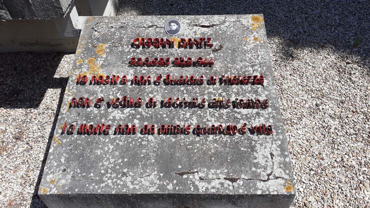 Sepolcro di Cassani, monumento commemorativo con incisioni su pietra, immerso in un ambiente tranquillo.