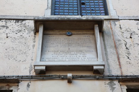 Lapide commemorativa dedicata alle vittime della Shoah, con un messaggio di ricordo e responsabilità per il futuro.