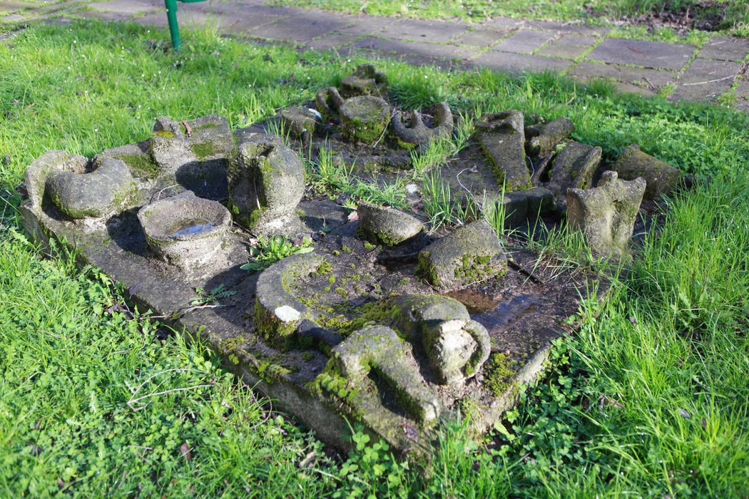 Monumento alla Resistenza, un'opera incastonata nel verde, ricca di forme e dettagli in pietra.