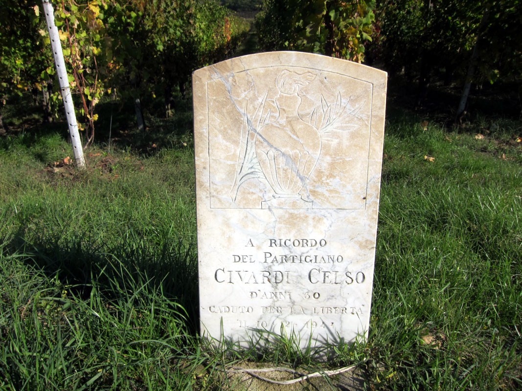 Cippo commemorativo dedicato al partigiano Celso Civardi, situato in una zona di campagna.