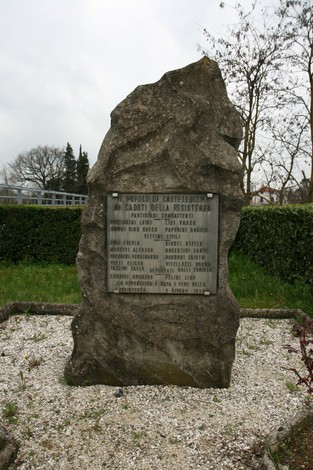 Monumento ai caduti della Resistenza, in memoria dei combattenti per la libertà e la giustizia.
