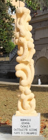 Monumento ai caduti di Cornigliano, scultura commemorativa posta in un'area verde.