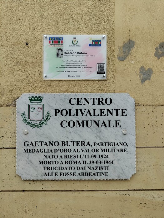 Targa commemorativa di Gaetano Butera, partigiano e medaglia d'oro al valor militare, affissa su una parete.