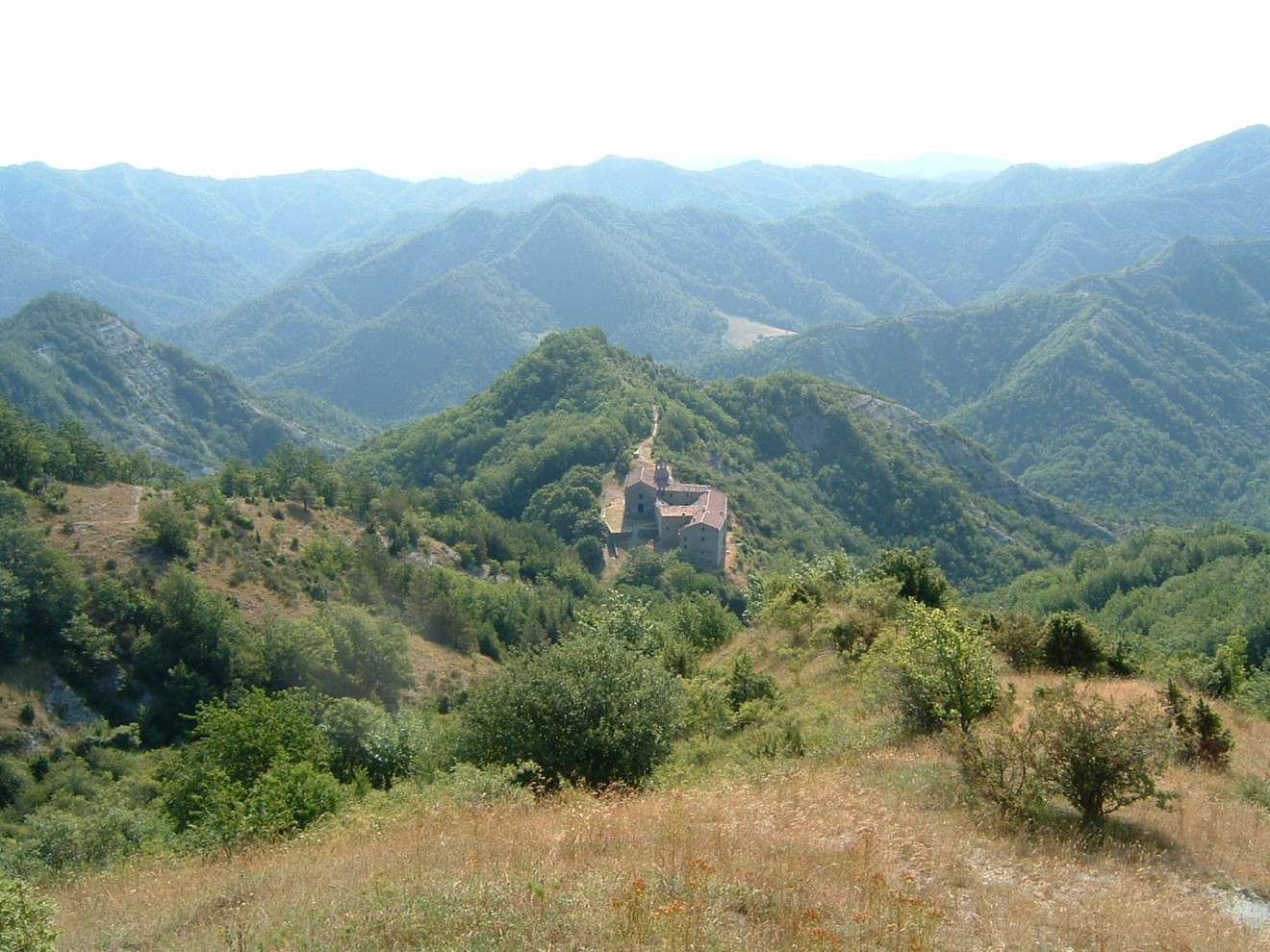 Panorama del Monumento a Neri e Bellenghi, immerso nella splendida natura montana.