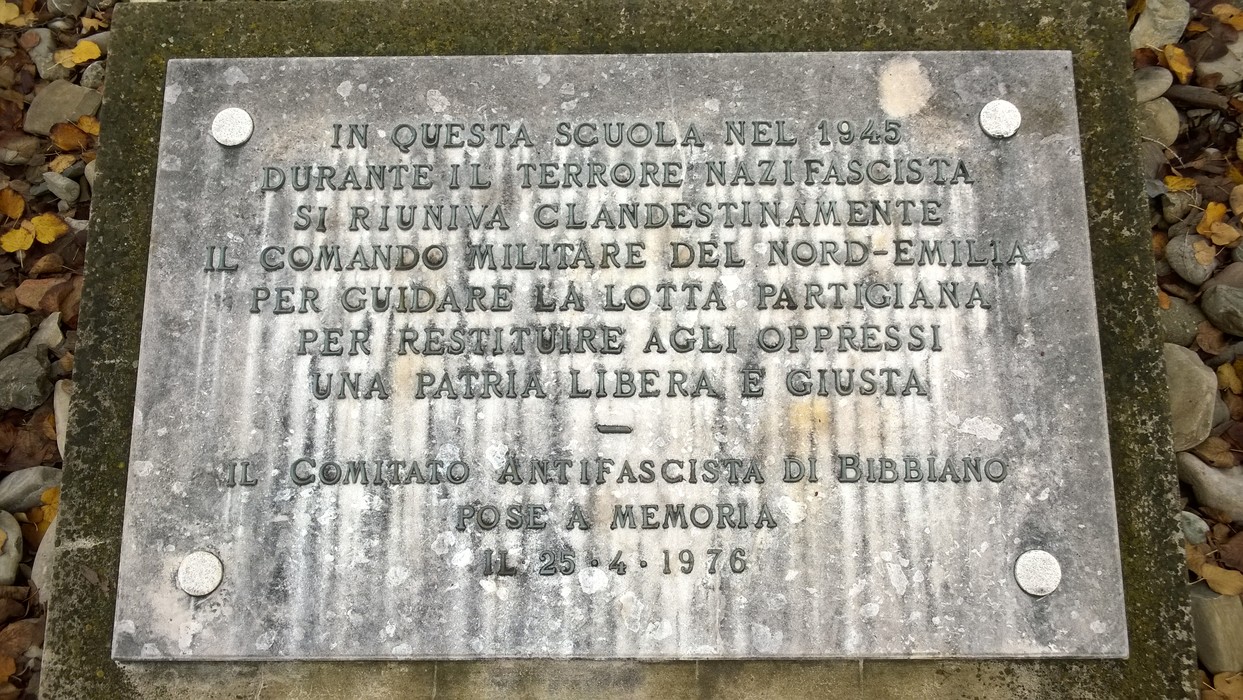 Lapide commemorativa al Comando militare del Nord-Emilia, dedicata alla Resistenza contro il nazifascismo.