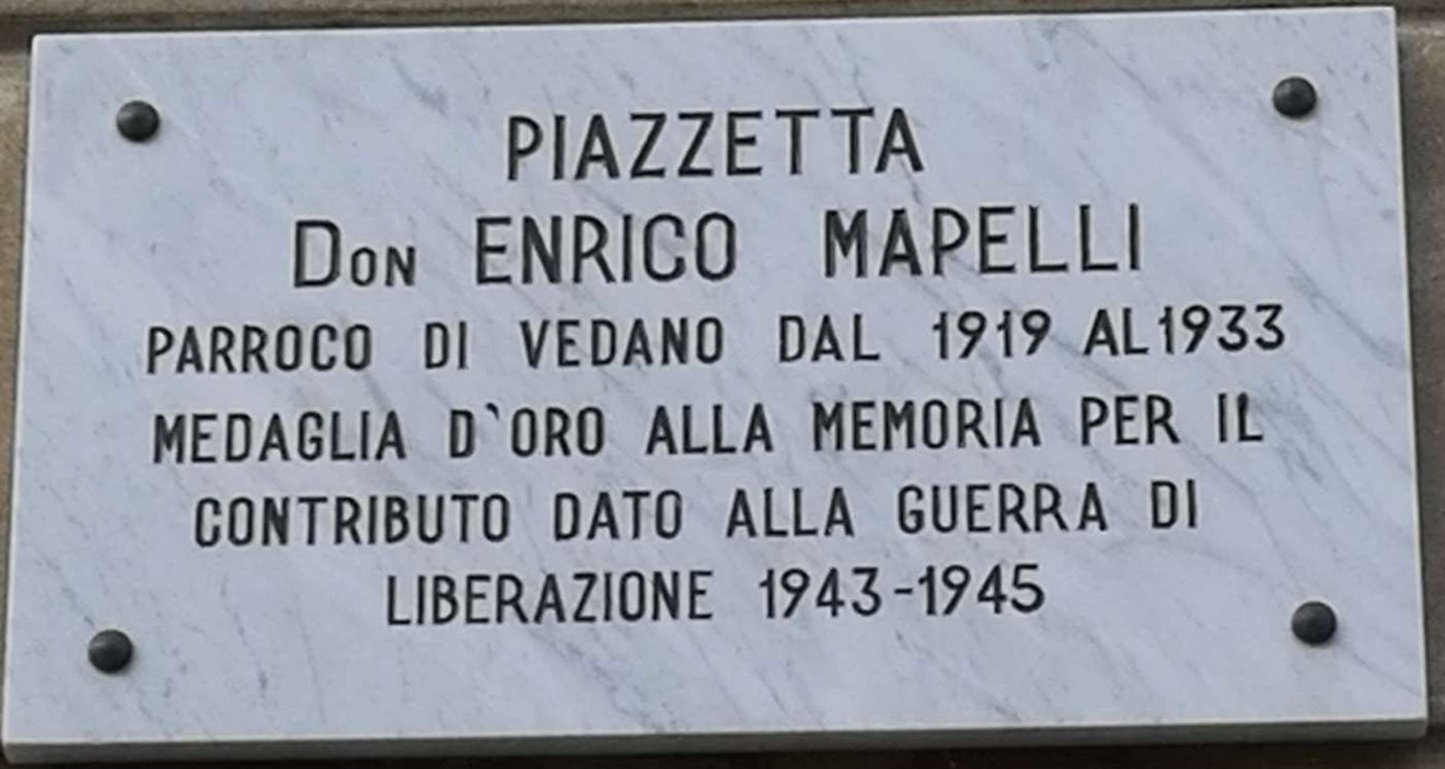 Lapide commemorativa dedicata a don Enrico Mapelli, parroco di Vedano e medaglia d'oro per la guerra di Liberazione.