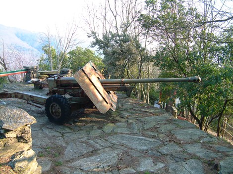 Cannone storico nel Parco della Resistenza del Monte Brugiana, immerso nella natura e nella storia.