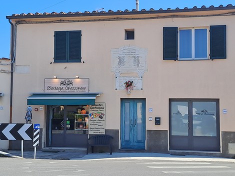 Lapide commemorativa ai Caduti di Ghezzano affissa su un edificio storico in un contesto urbano.