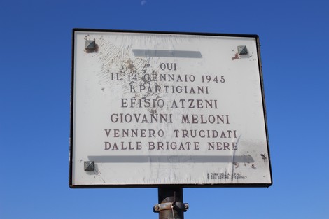 Lapide commemorativa dedicata ai partigiani Edisio Atzeni e Giovanni Meloni, uccisi dalle Brigate Nere nel 1945.